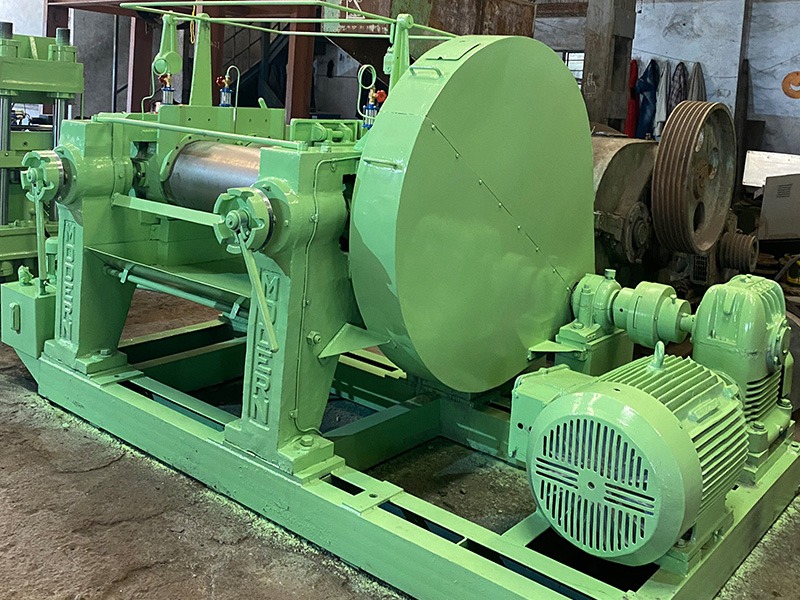 Rubber mixing mill